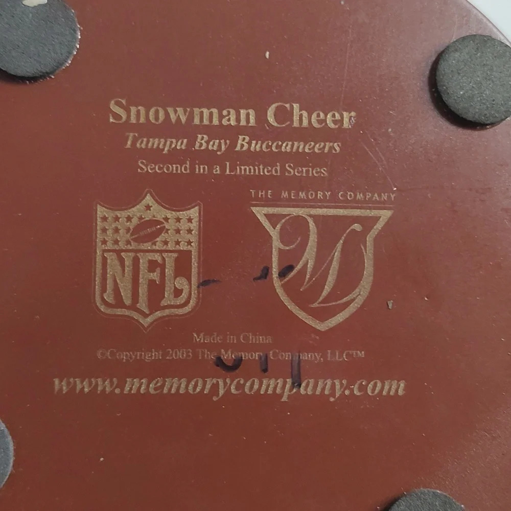 Tampa Bay Buccaneers Christmas Snowman Cheer Snow/Water Globe. - Picture 7 of 7